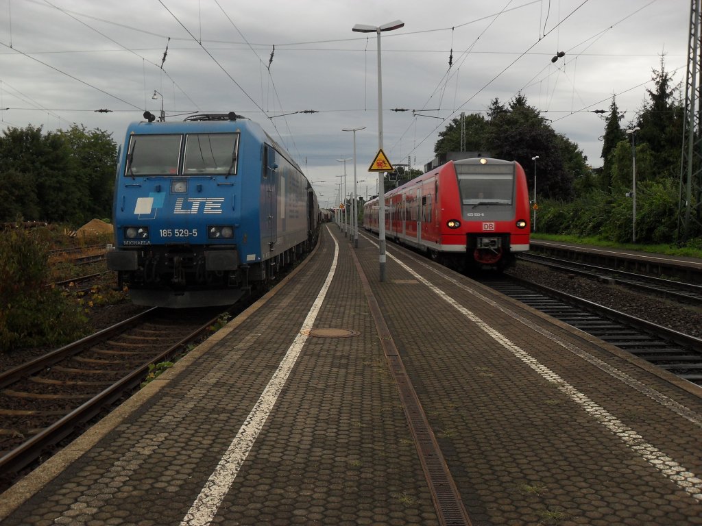 Br 185 von der LTE neben einem ET 425 in Beuel am 23.8.10