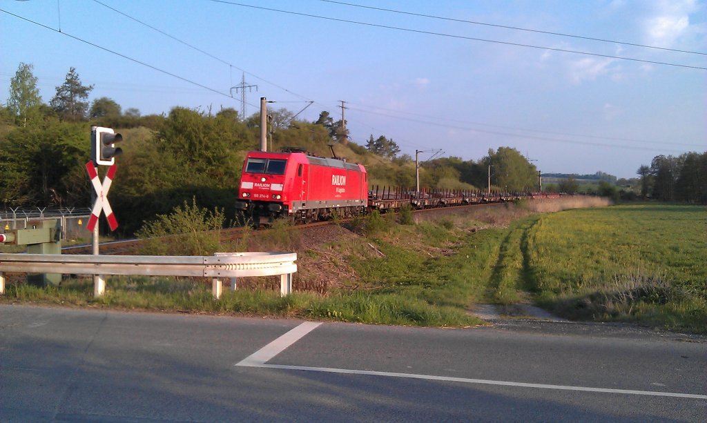 BR 185 Railion ist am 01.05.2012 mit einem Stahlzug im Werntal bei Stetten unterwegs. 