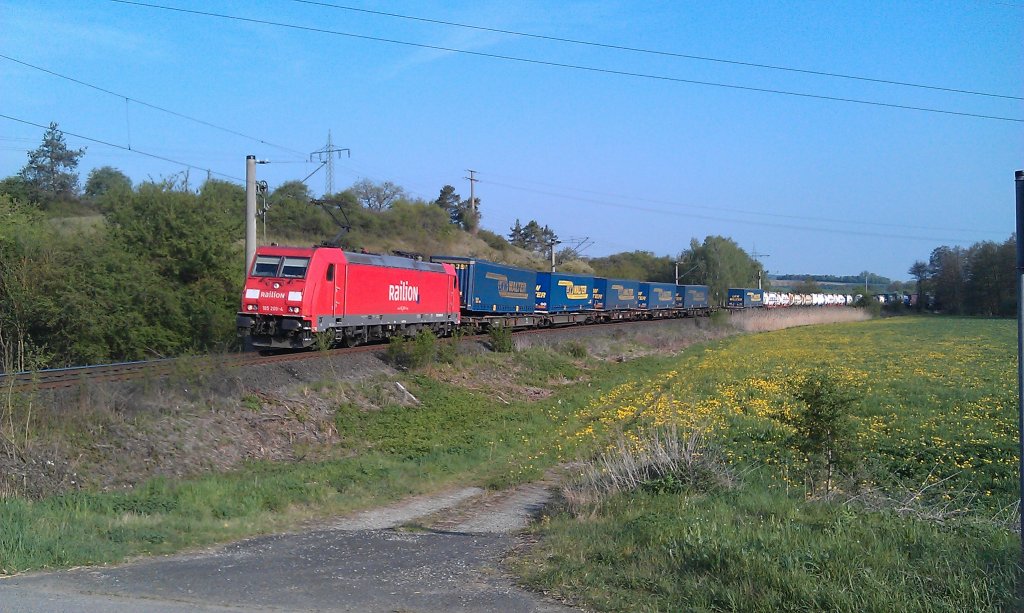 BR 185 Railion durchfhrt am 01.05.2012 das Werntal bei Stetten mit einem Sattelaufliegerzug KLV. 