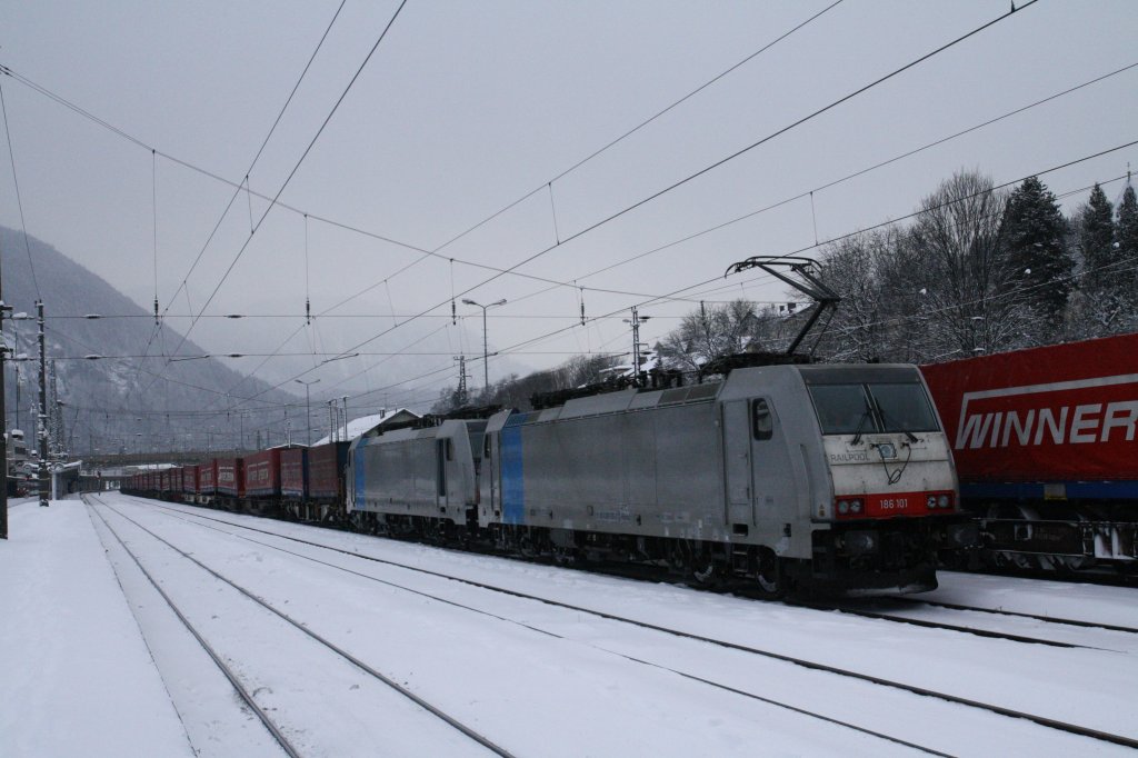 BR 186 101-2 und 186 281-2 stehen am 15.12.2010 abfahrbereit in Kufstein. Am Haken ein Winnerzug aus Italien.