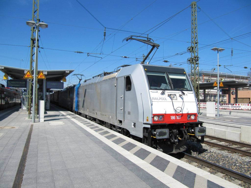 BR 186 107 mit Schwesterlok bei der Durchfahrt in Rosenheim am 23.03.2010