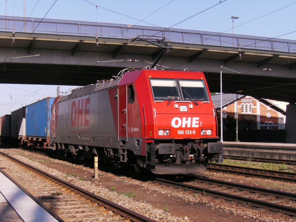 BR 186 133-5 mit Containerzug fhrt am 17.06.2009 durch Regensburg Hbf.