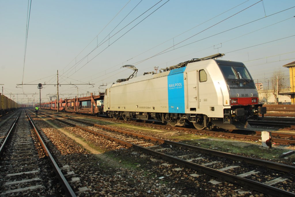 Br 186 285 Railpool (RTC/Lokomotion) mit DSG 48852(Arena Po-Mnchen Nord) in Milano Smistamento.
