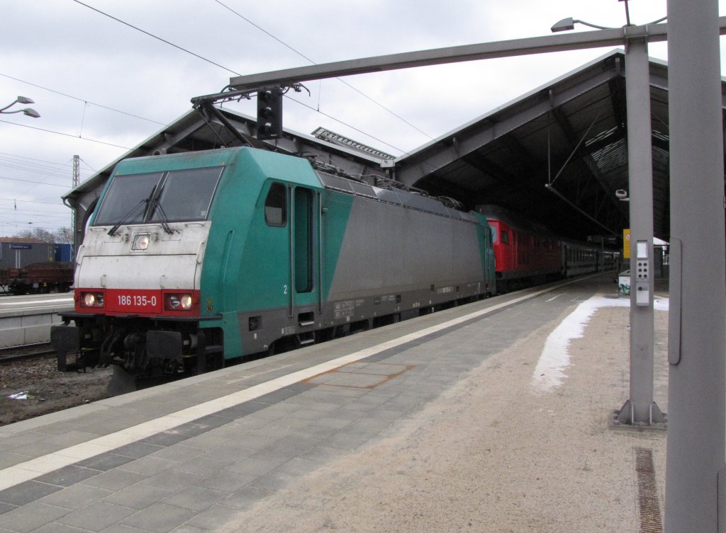 BR 186 mit BR 232 am EC 46 in Frankfurt /Oder am 07.03.2010 bei der Bremsprobe.
