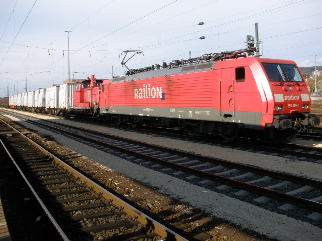 BR 189 001-1 + BR 363 kurz vor der Abfahrt im Aalener Hbf am 30.3.2010