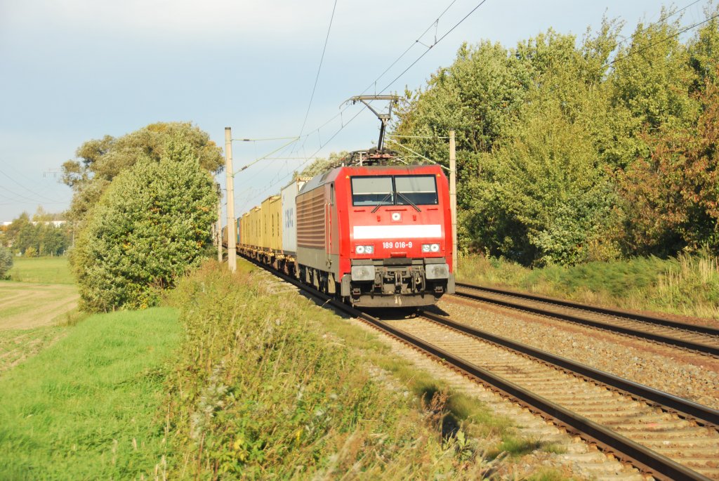 Br 189-016-9 mit ein Kistenzug in richtung Dresden durch Stauda, 09/10/2010.
