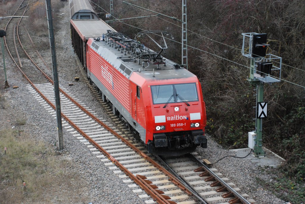 BR 189 058-1 fhrt mit einem Mischgterzug aus dem Kornwestheimer Gterbahnhof aus. Bild vom 15.12.2009