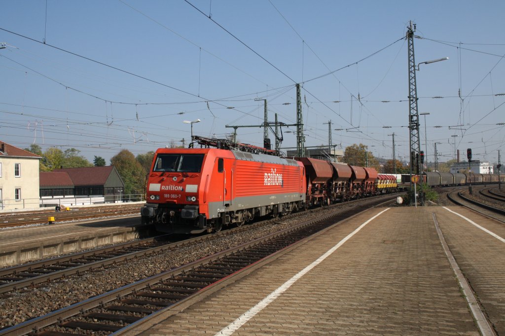 BR 189 060-7 durchfhrt am 13.10.2010 vor einem gemischten Gterzug den Bahnhof Ansbach Richtung Wrzburg.