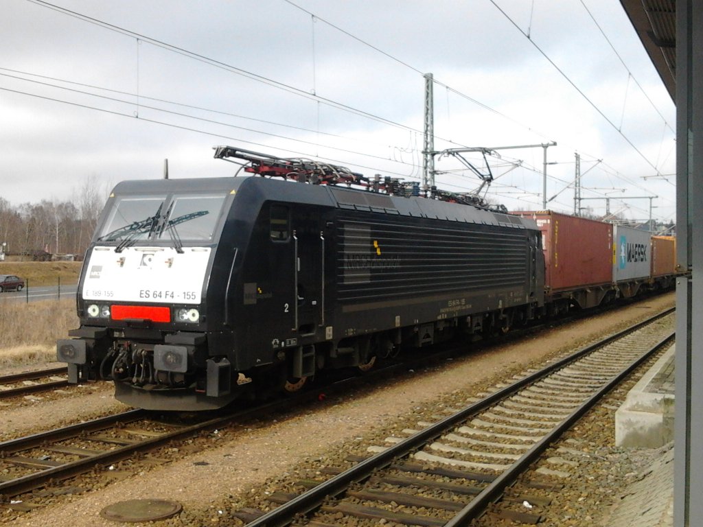 BR 189 155 MRCE steht mit Containerzug in Werdau. 01.03.2012