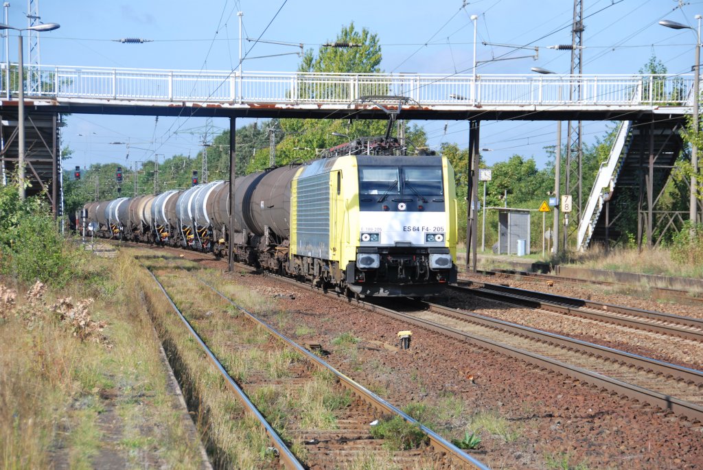 Br 189 205(ITL) mit ein Kesselwagenzug durch Saarmund 24/09/2009.