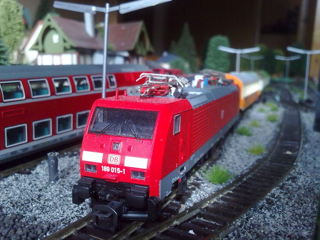 BR 189 auf dem Abstellgleis mit Personenwagen.
ps den Staub habe ich garnet gesehn :D