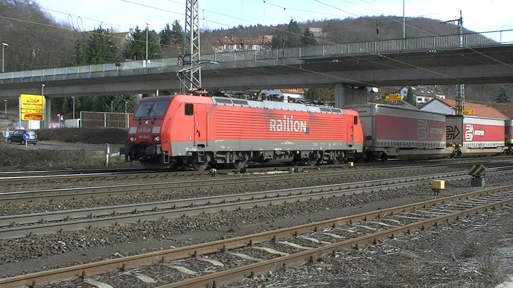 BR 189 Railion trifft am 21.02.2012 mit einem Sattelaufliegerzug im Bahnhof Gemnden am Main ein. 