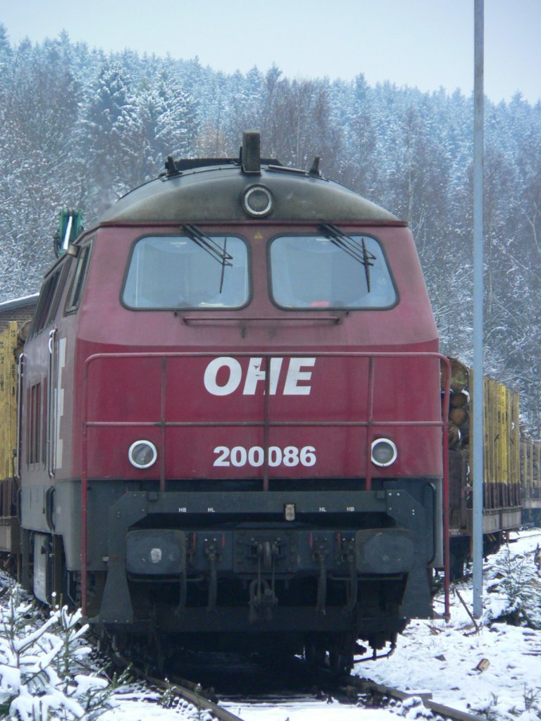 BR 200 086 (ehem. BR 216) der OHE beim Holztransport in Brilon Wald (15.11.2007)