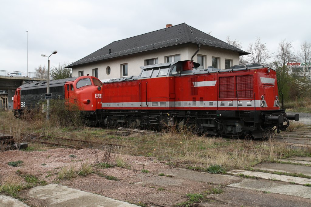 BR 202 597-1 der ehemaligen DDR (BJ 1973) und die Nohab 227 003-1 der EBS stehen am 11.4.2012 im Gterbahnhof Gera und warten auf ihren Einsatz.