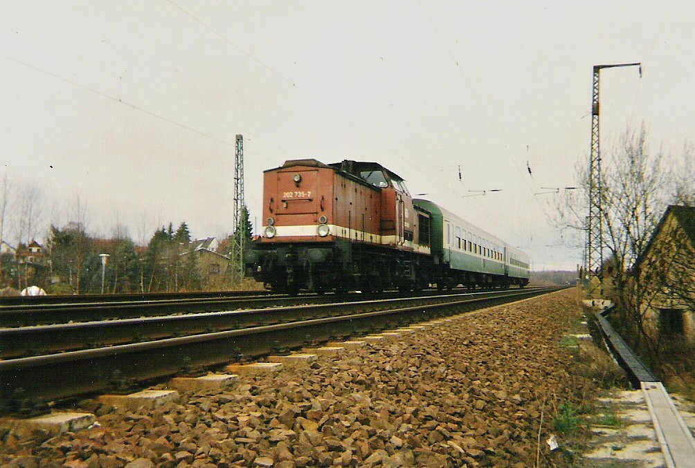 BR 202 735-7 kurz vor dem Bhf. Niederwiesa im Mrz 1998, auf der Reise nach Rowein. PS: Heute ist dies leider nur noch bis Hainichen mglich. (Rest abgebaut)