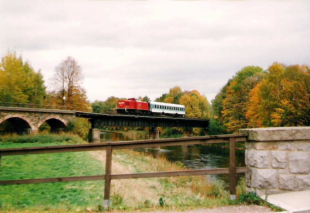 BR 202 743-1 im Oktober 1998 auf dem Zschopauviadukt in Braunsdorf mit nur einen Wagen in Fahrtrichtung Ro�wein.