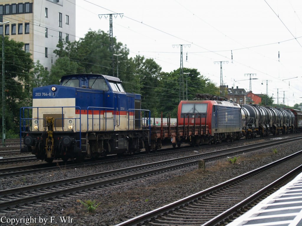 BR 203 764-6 mit einem gemischten Gterzug und mit E 474-201 von NORDCARGO als Wagenlok in Kln West am 13.07.12.