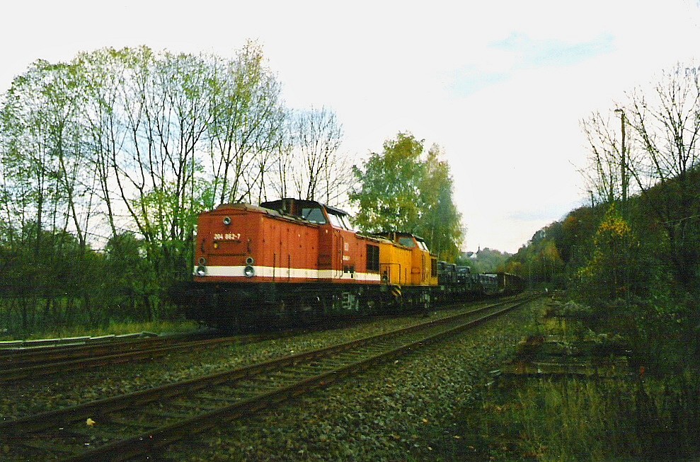 BR 204 862-7 & 298 088-6 fahren im September 1998 aus dem Bhf.-Wiesenburg, mit einer Ladung aus beladenen EOS mit Holz und div. Armeefahrzeugen, in Richtung Zwickau.