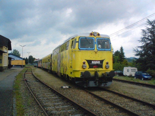 Br 2043 bei der Enfahrt in den Bahnhof Emmersdorf. Zug ist ja nicht umbedingt der Sch�nste. Aufgenommen am 15.5.11