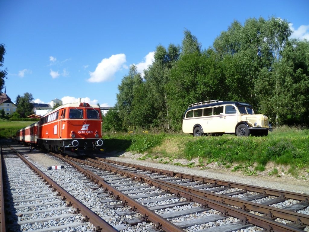 br 2043 mit Sonderzug und alten Postbus in Aigen Schlägl