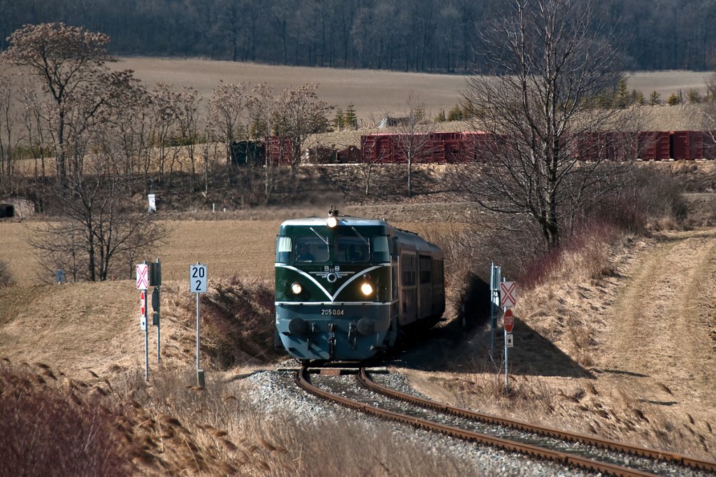 BR 2050.04 mit dem Sonderzug von Wien nach Ernstbrunn, am 06.03.2011 an einem windigen Vormittag, bei Karnabrunn.