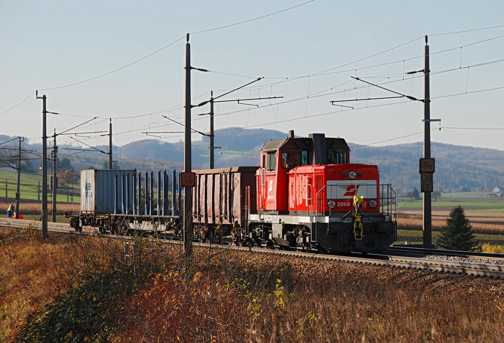BR 2068 056 mit einem kurzen Gterzug an der Westbahn. Die Aufnahme entstand am 19.11.2009.