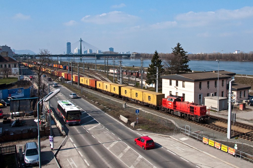 BR 2070 mit Containern, vor der blauen Donau in Wien Handelskai. Die Aufnahme enstand am 04.04.2013.