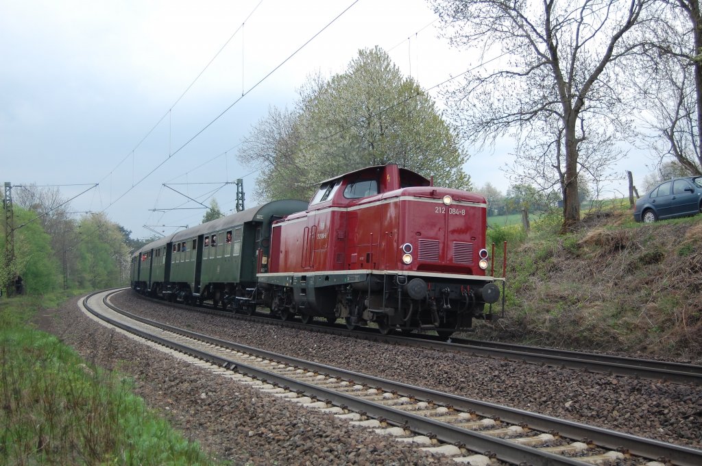 BR 212 084-8 fuhr am 01.05.2010 mit ihrem Sonderzug von Sontra zum Dampfloktreffen in Bebra, hier kurz hinter Sontra.