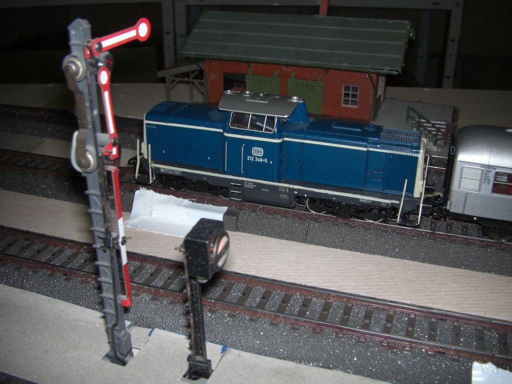BR 212 digital steht auf Gleis 1 des Bahnhofs Gglingen, im Vorderung Ausfahrsignal fr Gleis 2. Im Hintergrund der Gterschuppen mit Ladegleis