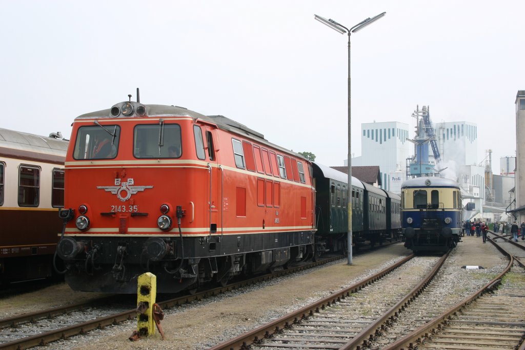 BR 2143.35 und BR 5042 im Bahnhof Ernstbrunn am 1.5.2011 