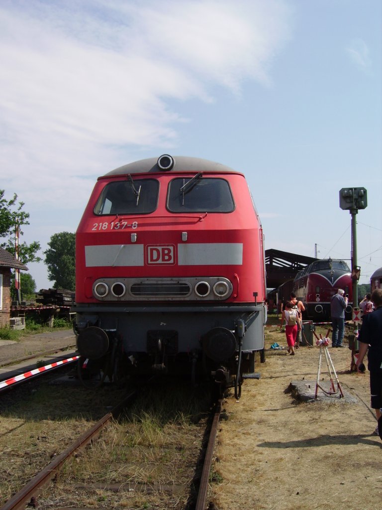 BR 218 137 in Darmstadt Kranichstein am 04.06.11