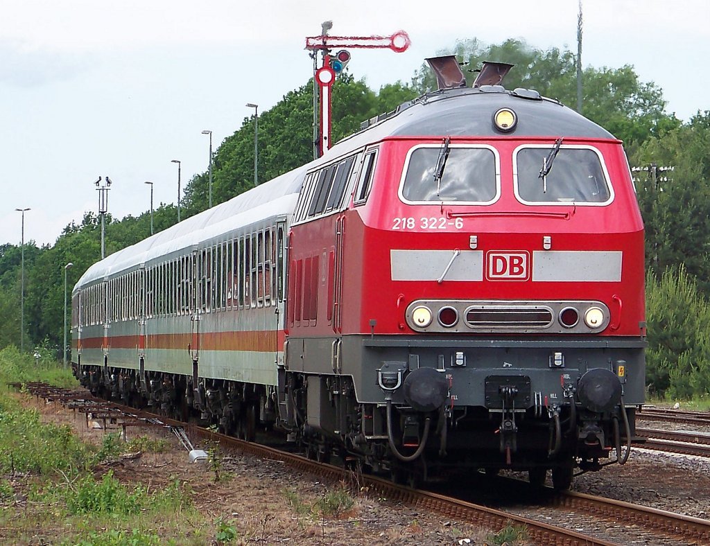 Br 218 322-6 kommt aus der Kaserne. (11.06.10)