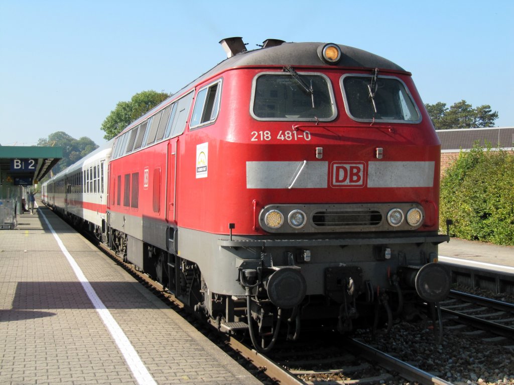 BR 218 481-0 am 01.10.2011 mit dem IC Nebelhorn am Haken im Bhf. Kaufbeuren. 