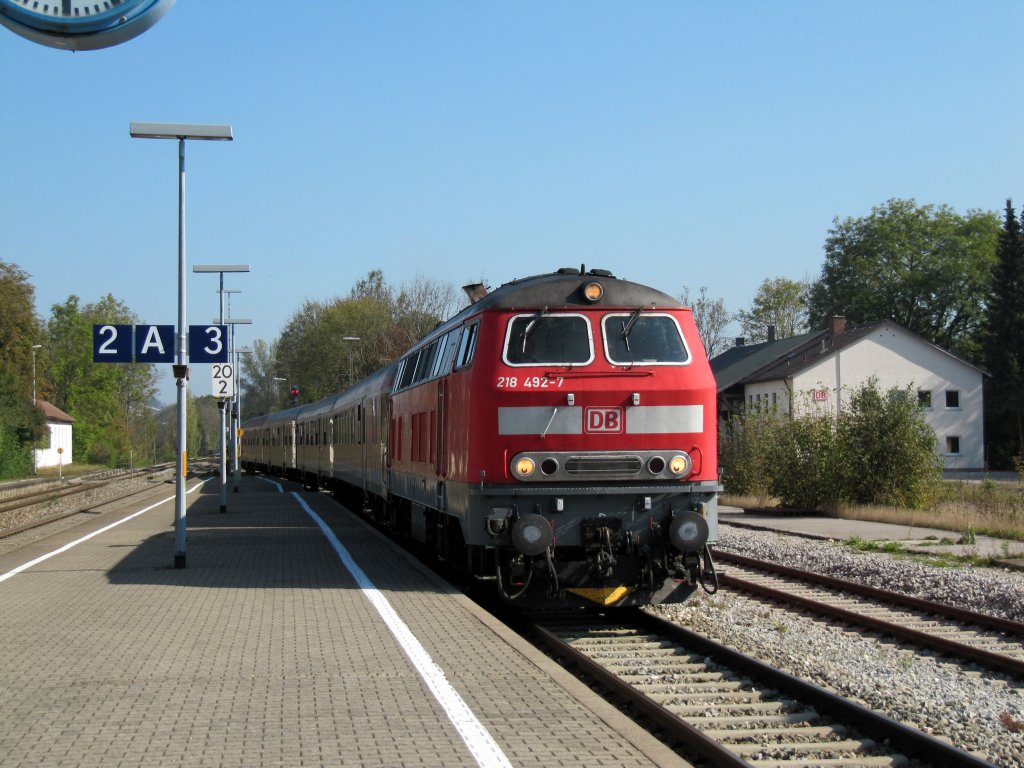 BR 218 492-7 kommt am 01.10.2011 mit seiner RB aus A in den Bhf. Kaufbeuren. 
