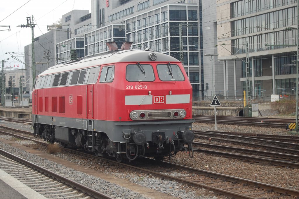 BR 218 825-8 am 9. April 2012 in Stuttgart (HBF)