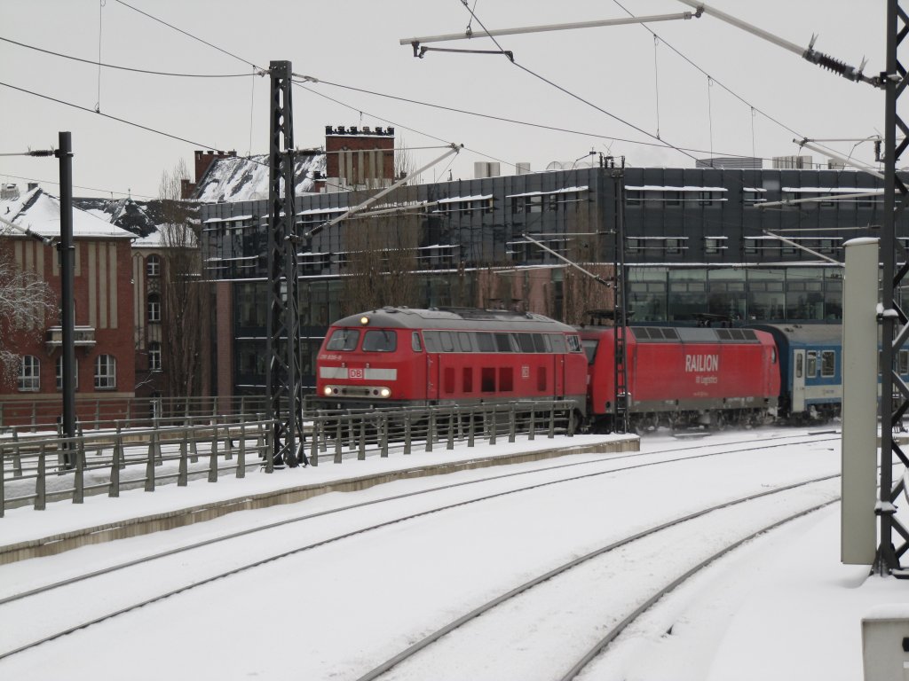 BR 218 839-9 zieht eine  stromlose  BR 145 062-6 mit Ungarischen Wagen am 31.12.2009 in den Berliner Hauptbahnhof.
