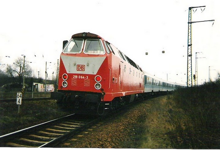 BR 219 064-3 kommt aus Leipzig und biegt ins Gleisfeld des Hbf.-Chemnitz.
02.1998