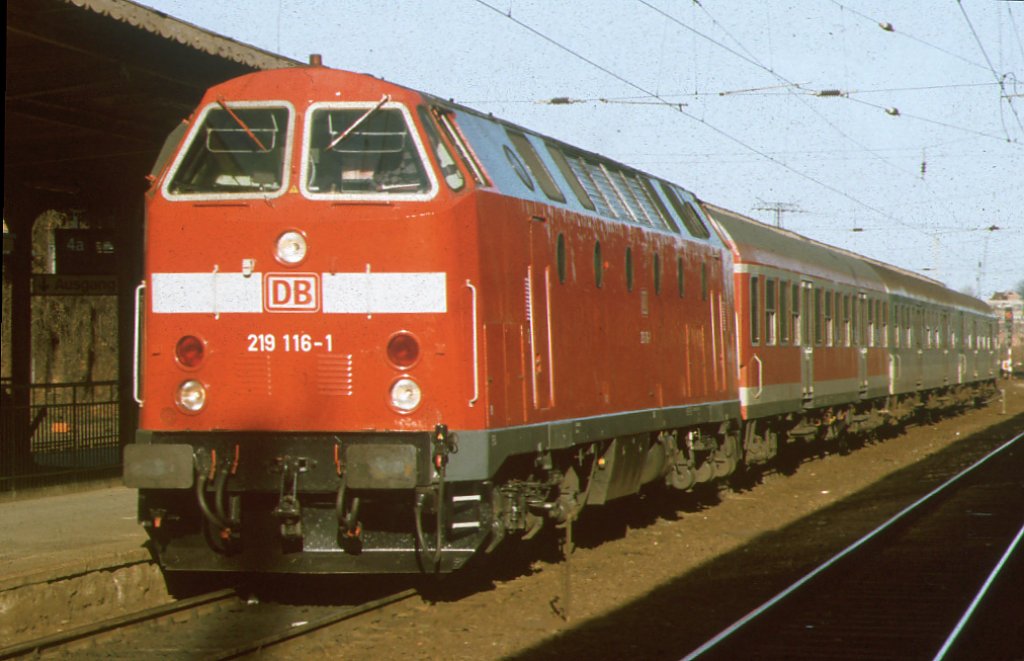 BR 219-116-1 mit einem Regionalexpress im Bahnhof von Schwerin HBF nach Parchim im Jahre 1994