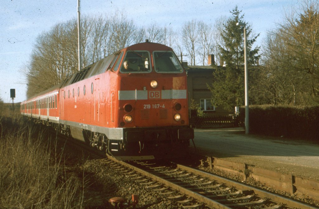 BR 219-167-4 bei einem kurzem Zwischenstopp in Schwerin Warnitz an der Strecke Rehna-Schwerin HBF im Jahre 1995