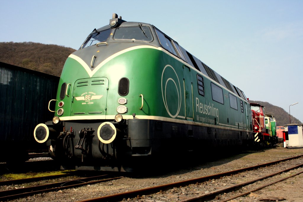 BR 220 053-3 der Brohtalbahn hier zu sehen in Brohl. Aufnahme am 27.03.2011