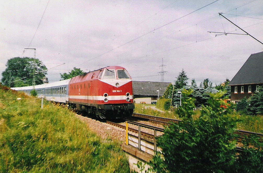BR 229 144-1 kommt aus Richtung Zwickau mit einem IR und durchfhrt Chemnitz-Grna am 16.August 1998.
Scann.