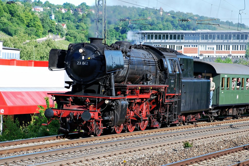 BR 23 042 vom Museum Darmstadt-Kranichstein unterwegs in Stuttgart-Untertrkheim Richtung Kornwestheim anlsslich des Bahnhofsfestes und des 100. Geburtstags einer weiteren Dampflok. Foto entstand am Abend des 8.05.2011