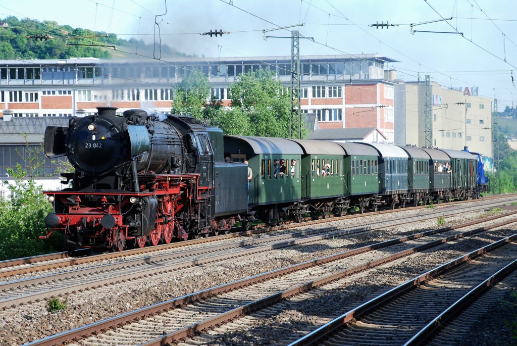 BR 23 042 zieht einen Personenwagenzug auf der Filstal-Strecke. Am Zugende befand sich eine V 60 der ESG. Sie wurde zur Vereinfachung des Wendezugbetriebs verwendet. Foto von Abend des 8.05.2011