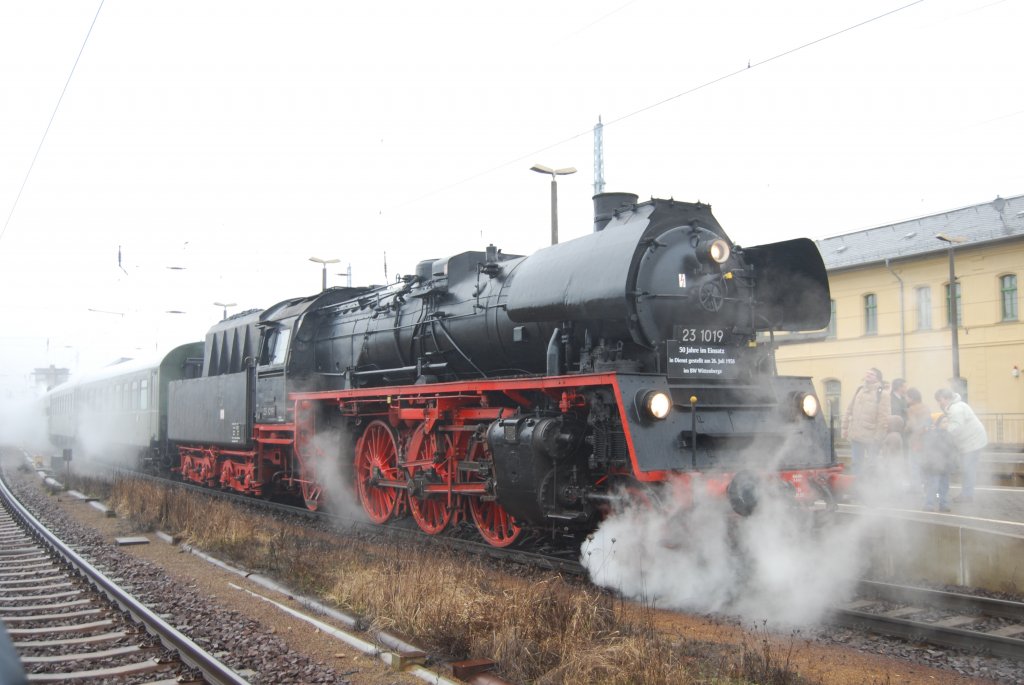 BR 23 1019 bei einer Sonderfahrt zum Kraftwerk Schwarze Pumpe hier beim Halt im Bahnhof Hoyerswerda