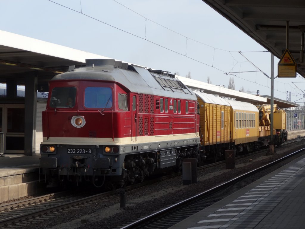 BR 232 223 durchfhrt am 24.04.2013 mit einem Bauzug Braunschweig Hbf