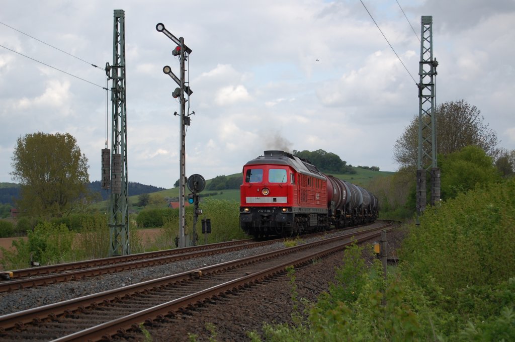 BR 232 230-3 fuhr mit ihrem l-Kesselwagenzug von Brakel nach Hamburg als Weichenbewegungsfahrt ber das Nebengleis im Bahnhof Langeland, Esig Langeland am 18.05.2010.