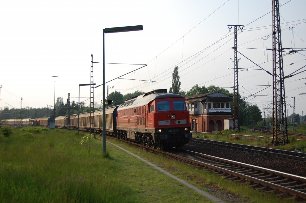 BR 232 254-3 fuhr am 28.05.2010 mit einem gemischten Gterzug in den Bahnhof Lehrte ein und passierte dabei das markante Stellwerk.