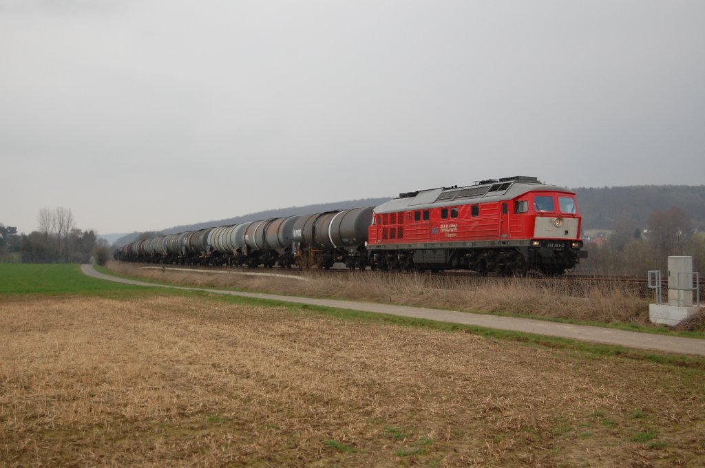 BR 232 283-2 von Railion NS fuhr am 08.04.2010 mit Ihrem �lzug von Brakel nach Hamburg durch die Feldmark zwischen Istrup und Herste.