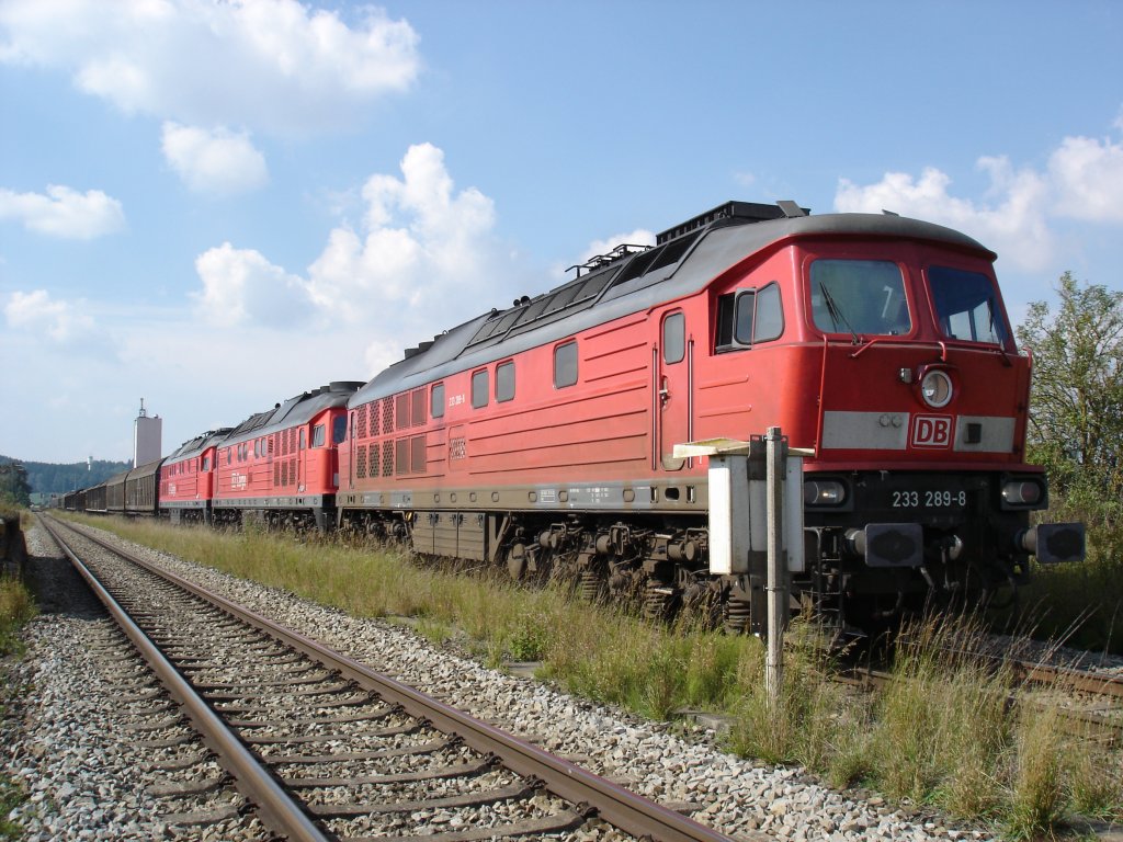BR 232 289-8 mit zwei weiteren 232 warten am 25.9.2005 im Bahnhof Tannheim/W�rtt. auf abfahrt in Richtung Memmingen