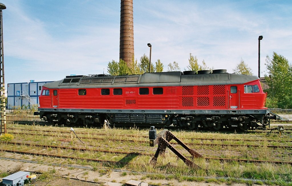 BR 232-453-1 wartet im Sommer am 0808.2004 in Schwerin HBF auf neue Aufgaben.